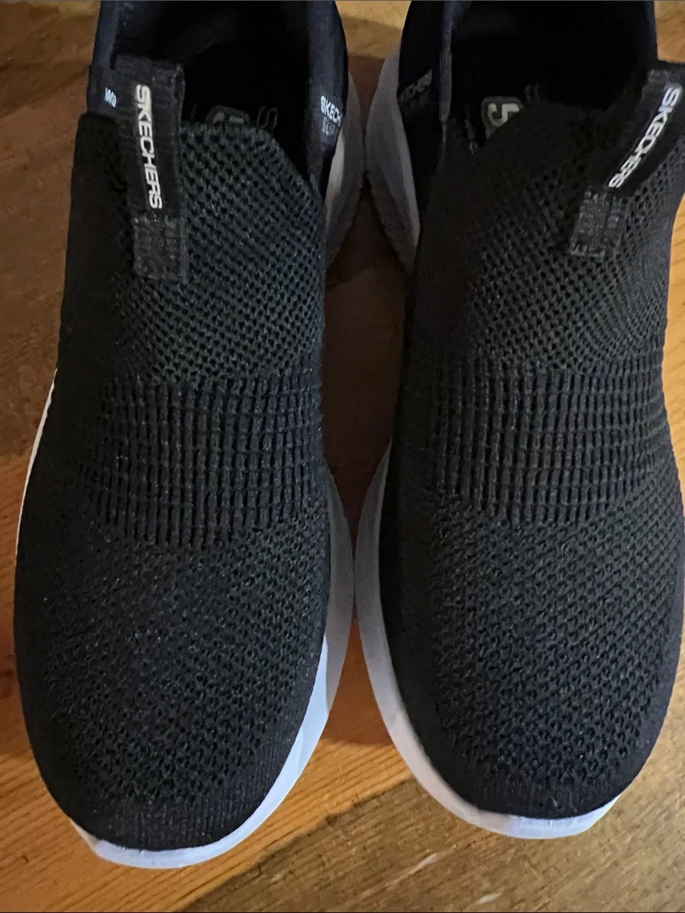 Skechers WoMen's Black Slip-In Knit Casual Shoes sz 5.5